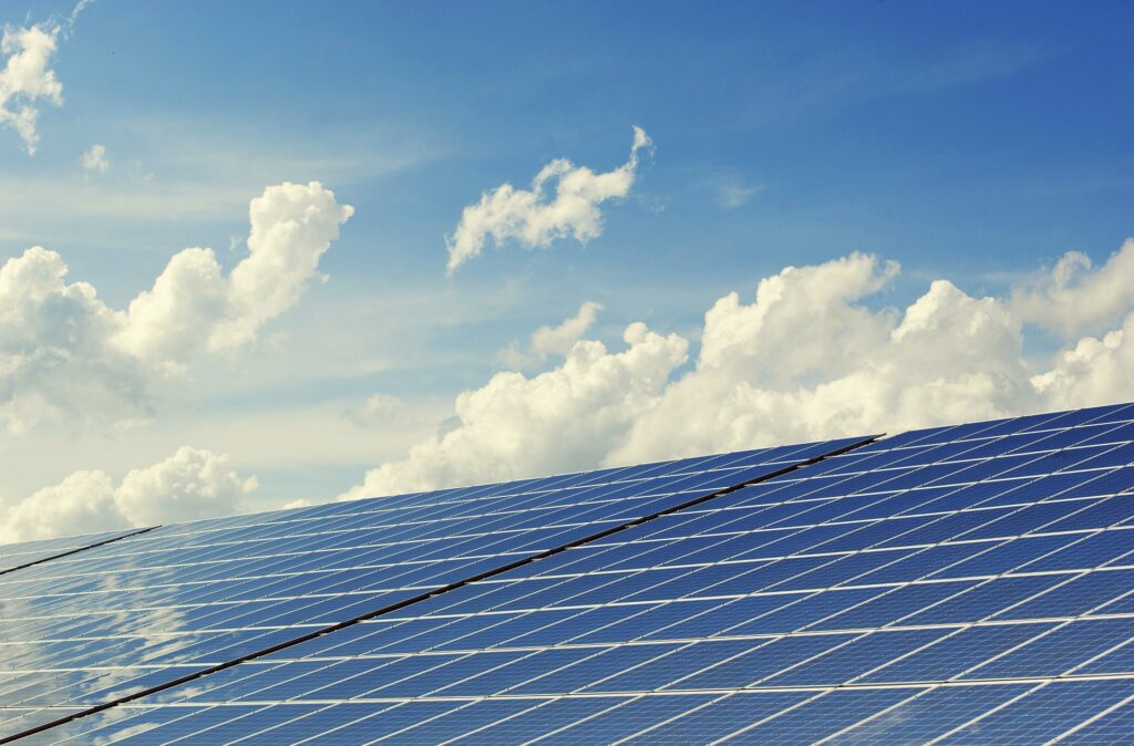 photovoltaic g658d36e4c 1920 1024x674 - Photovoltaik und Klimaanlagen: Effiziente Nutzung erneuerbarer Energie zur Kühlung von Gebäuden